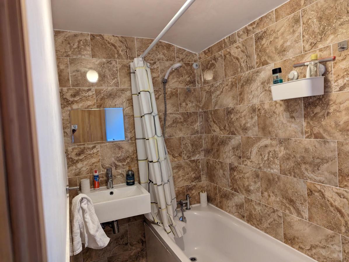 Apartment Fully-equipped Flat In The Of London. London